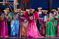 Ugo Guagliardo (Nourabad) in "Les pêcheurs de perles", regia e coreografia Thomas Lebrun. Foto Rosellina Garbo